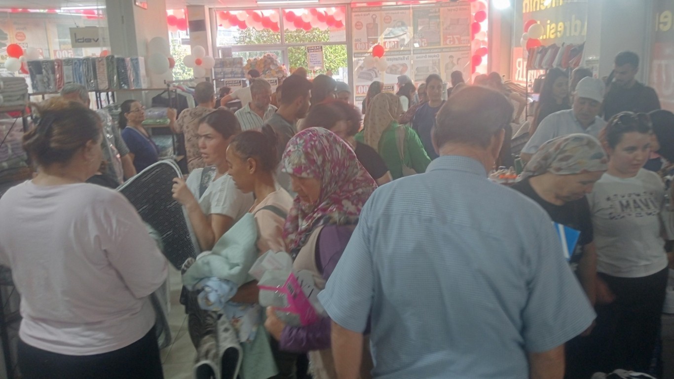 Çine'de Ucuzluk Pazarı Kapanıyor Yetişen Alıyor